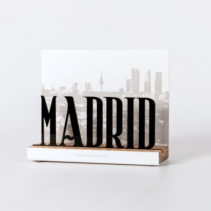 Figure "Lettrage Madrid", vue en perspective avec son socle en chêne