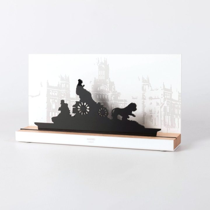Figura "Cibeles", vista en perspectiva con su peana de roble