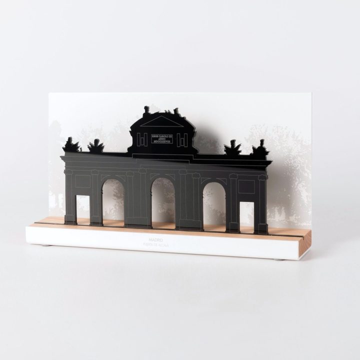 Figure "Porte d'Alcalá", vue en perspective avec son socle en chêne