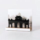 Figure "Porte d'Alcalá", vue en perspective avec son socle en chêne
