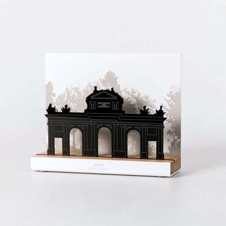 Figure "Puerta de Alcalá", angled view showing its oak base