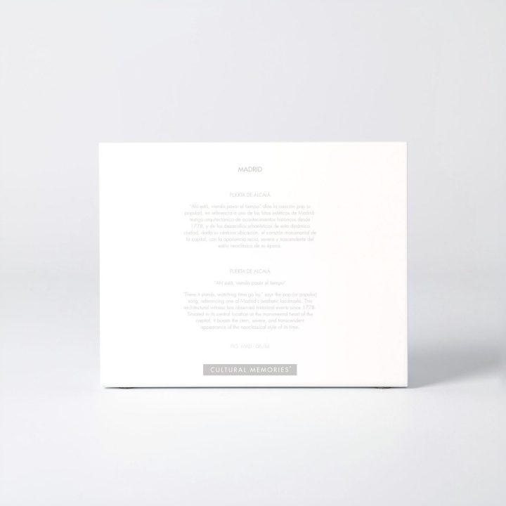 Sleeve of the figure "Puerta de Alcalá" with the text explaining the silhouette