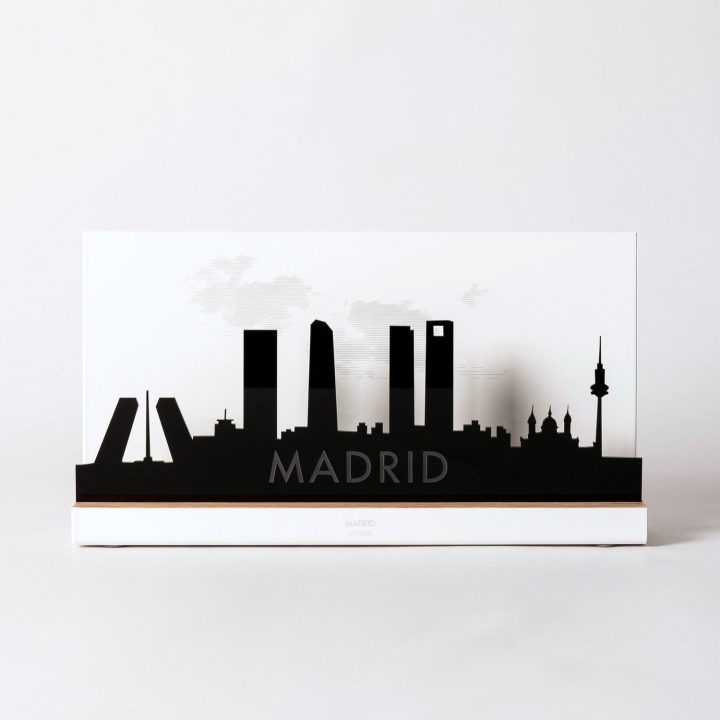Figura "Skyline de Madrid", vista de frente