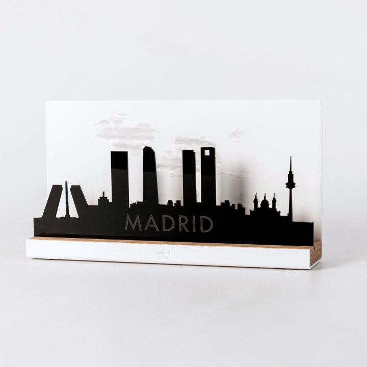 Figure "Skyline de Madrid", vue en perspective avec son socle en chêne