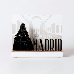 Figure "Ménine avec lettrage Madrid", vue de face