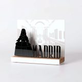 Figure "Ménine avec lettrage Madrid", vue en perspective avec son socle en chêne