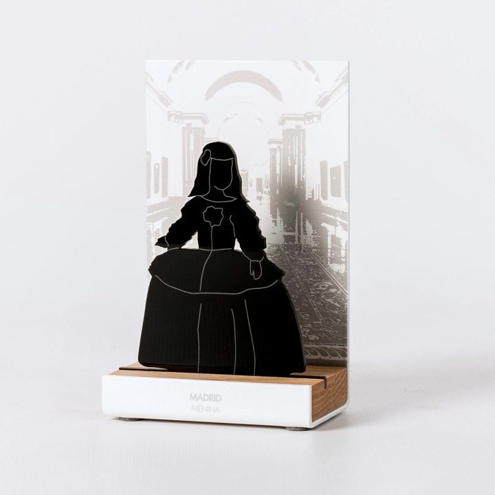 Figura "Meninas", vista en perspectiva con su peana de roble