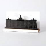 Figura "Palacio Real", vista en perspectiva con su peana de roble
