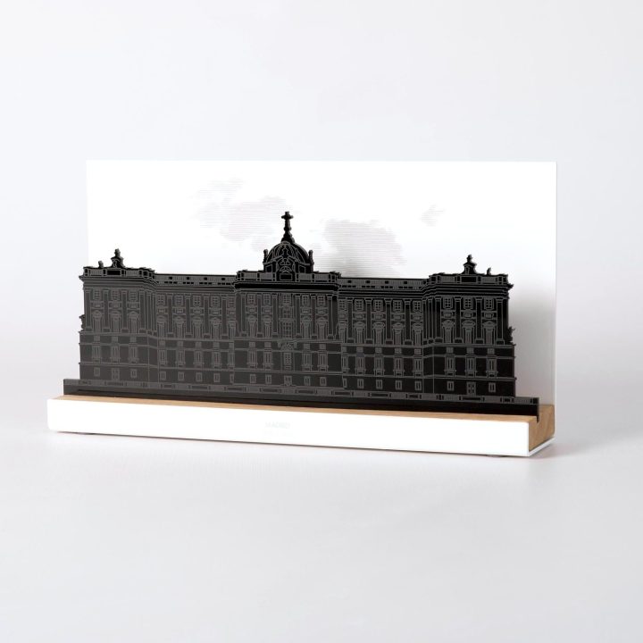 Figura "Palacio Real", vista en perspectiva con su peana de roble