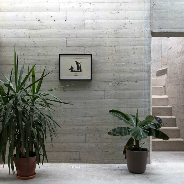 Lámina "Golf · Partida vintage con caddie" enmarcada y colgada en la pared