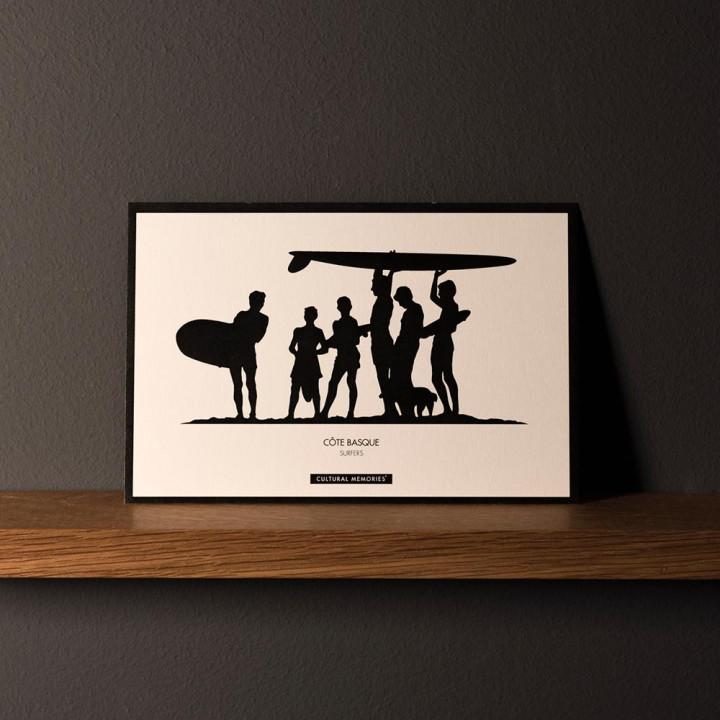 Carte Postale "SURFERS" posée sur une étagère