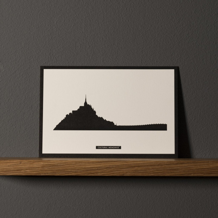 Carte Postale "MONT SAINT MICHEL" posée sur une étagère