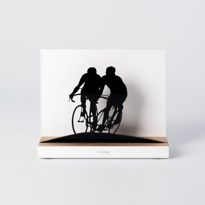 Figura "Ciclismo · Duelo en ascensión codo a codo", vista de frente