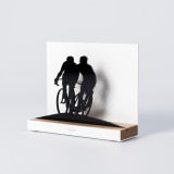 Figure "Cyclisme · Duel coude à coude dans l'ascension", vue en perspective avec son socle en chêne