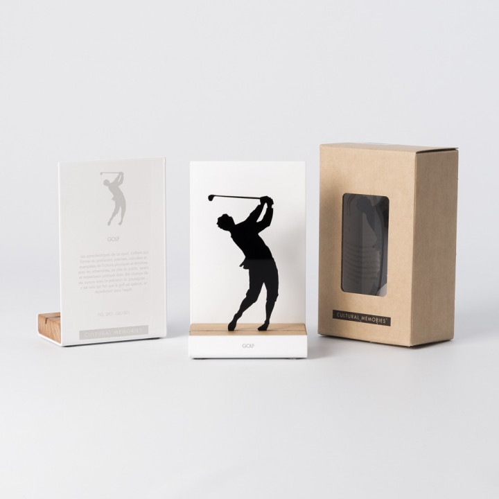 Figure "Golf · Swing classique en knickers" à côté de son coffret et de sa boîte cadeau