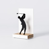 Figure "Golf · Swing classique en knickers", vue en perspective avec son socle en chêne
