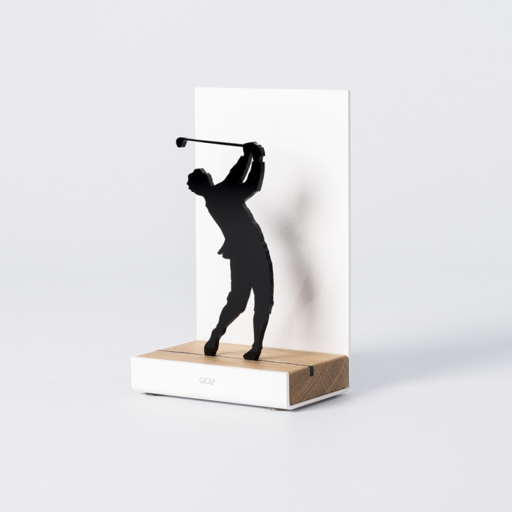 Figure "Golf · Swing classique en knickers", vue en perspective avec son socle en chêne